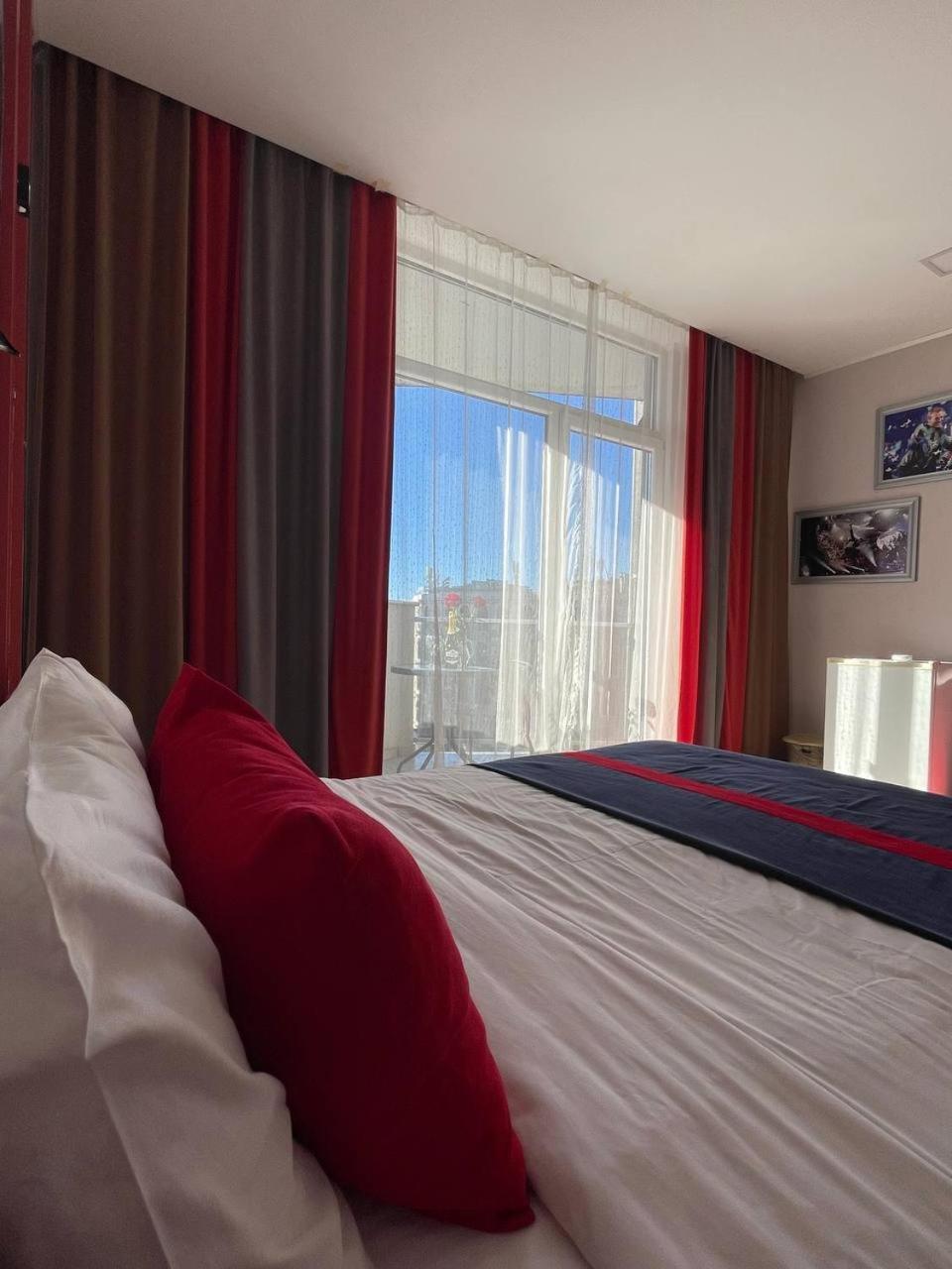 Sea View Rock Hotel Batumi Esterno foto